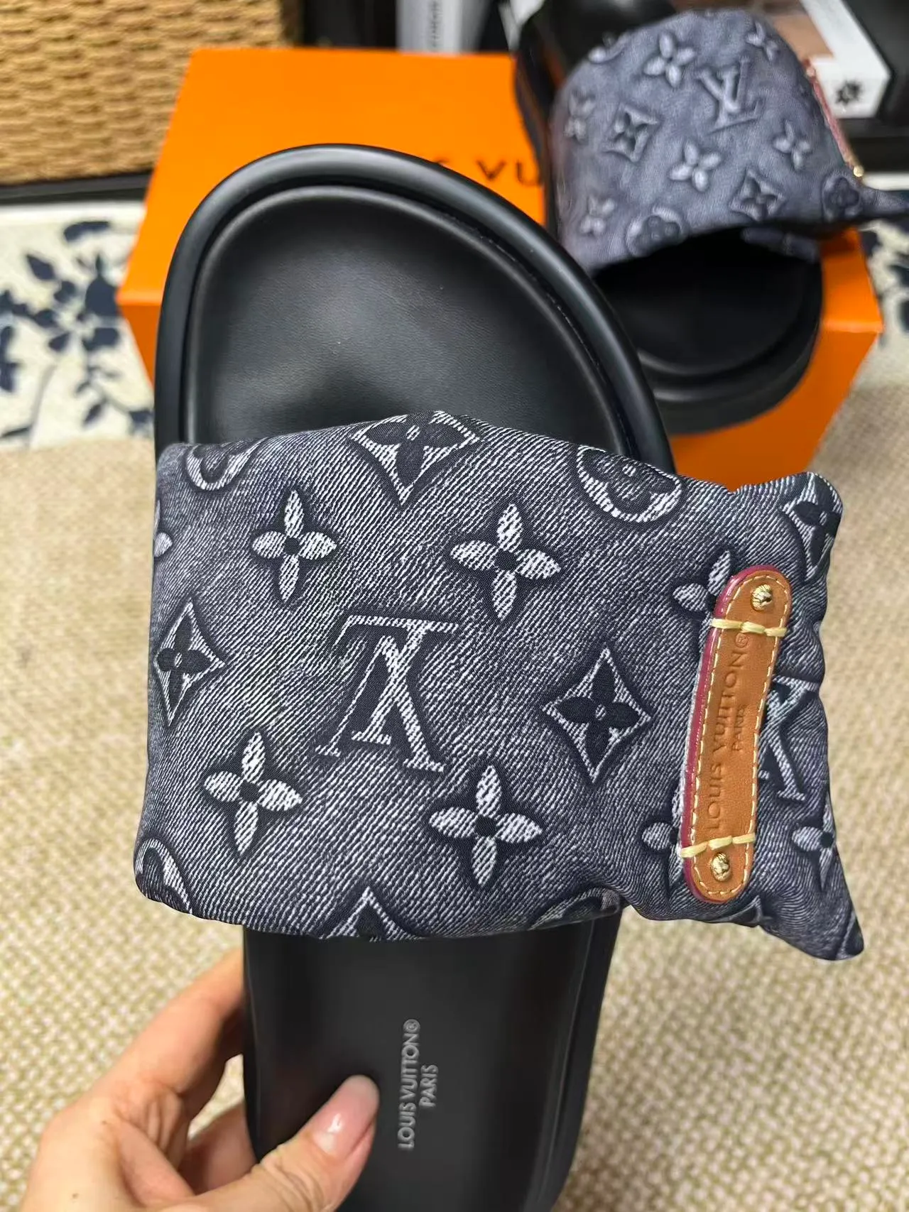 P340 [New Style] [LOUIS VUITTON] Louis Vuitton, LV printing, men's and women's slippers are now on the market, packed in drawer boxes with cloth bags and cards, the upper pattern looks very soft and waxy, and is a super versatile leg slimming tool. Fabric: imported denim/canvas/old fabric, LV hardware LOGO, official website pattern printing, comfortable to wear, feet: high-elastic PU water table. Sole: foam sole, heel height: about 5cm. Code number: 35-46, 35, 45, 46 are custom-made and non-returnable. Color: multiple colors and styles available.